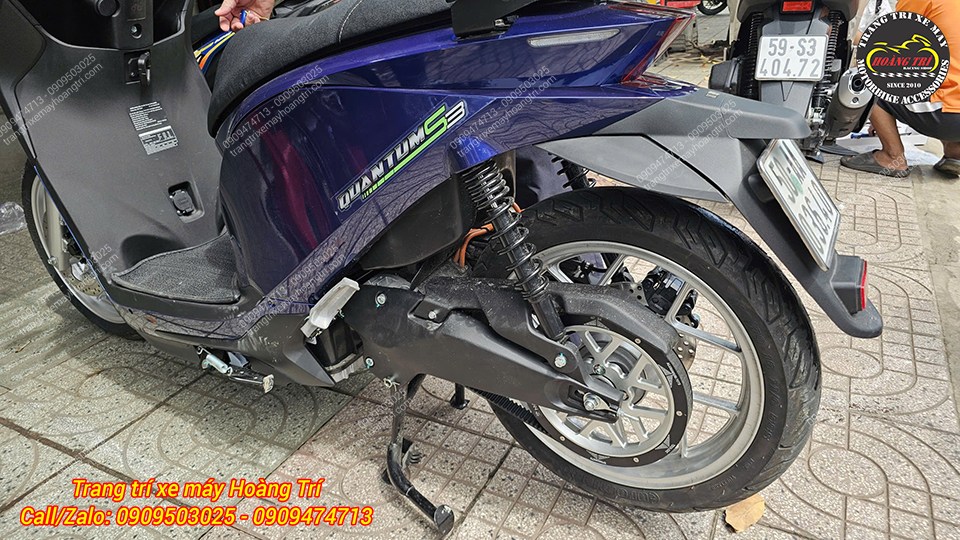 Anh khách chọn bộ curoa màu đen để đồng bộ cùng tông xe