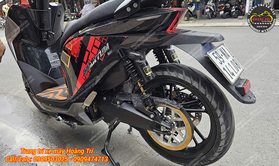 Anh khách còn nâng cấp thêm cặp phuộc RCB ti vàng để tối ưu trải nghiệm