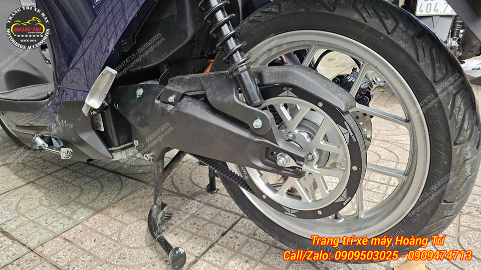 Một chiếc khác màu xanh dương cũng được thay nhông sên dĩa bằng dây curoa