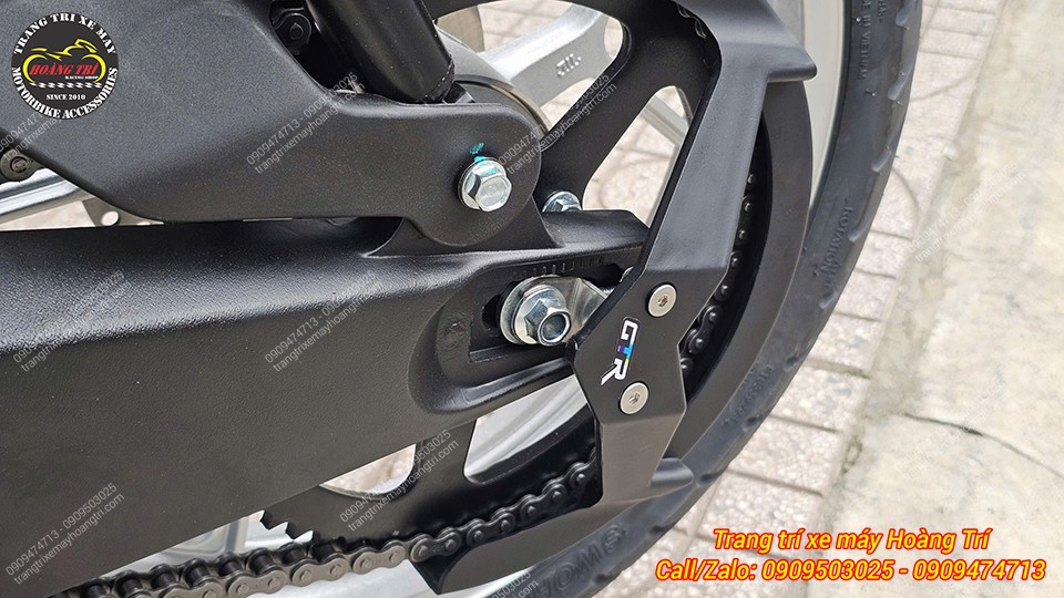 Cận cảnh pát lắp đặt chuẩn xác từng milimet, logo GTR được dán trang trí thêm cho khu vực bánh sau