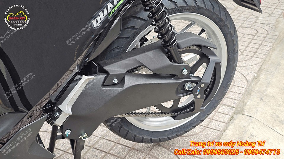 Sự kết hợp hoàn hảo giữa tông màu đen nhám của phụ kiện và gắp xe, mang lại vẻ đẹp liền khối cứng cáp