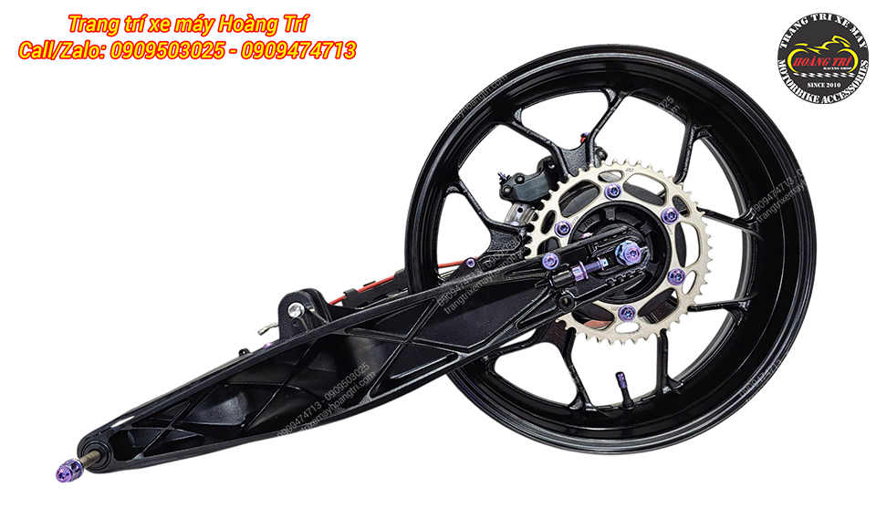 Góc chụp bên trái cho thấy chi tiết dàn chân sau cực kỳ sắc sảo