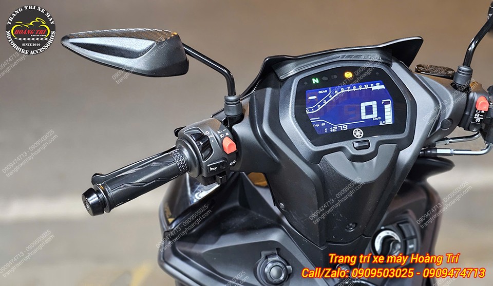 Tại khu vực tay lái bên trái, anh khách cũng chọn nâng cấp cùm công tắc Domino chính hãng