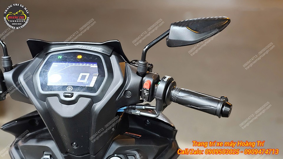 Nhìn tổng thể tay lái bên phải sau khi được trang bị cùm Domino cho Exciter 155