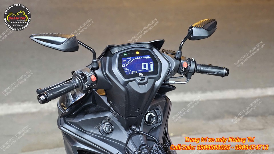 Toàn cảnh khu vực tay lái xe với trọn bộ phụ kiện Domino cao cấp được lắp đặt hoàn chỉnh