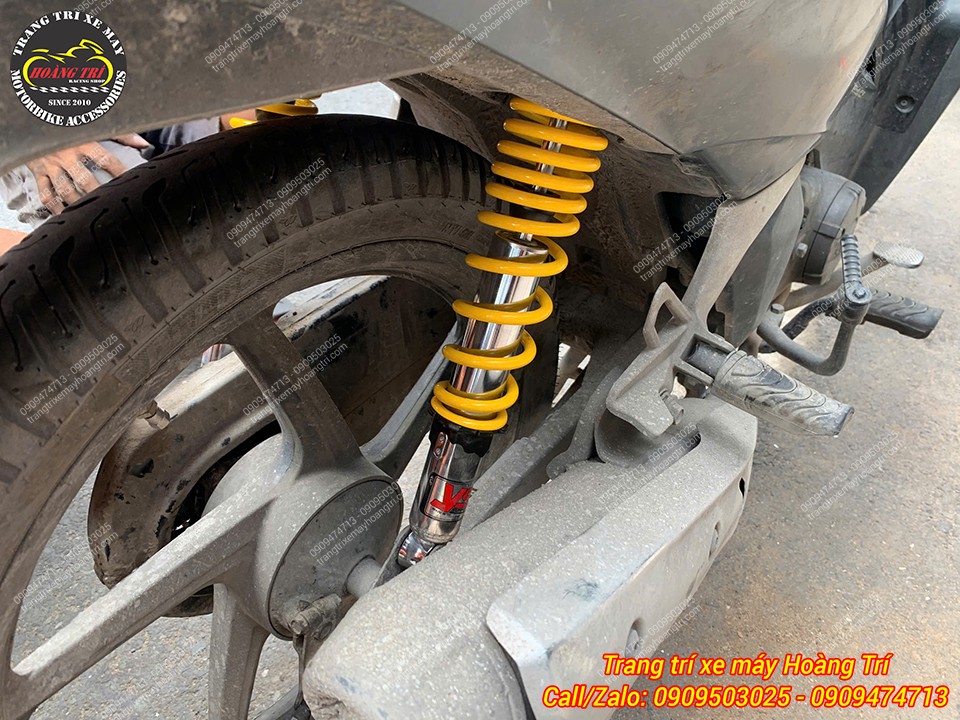 Màu vàng nổi bật tạo điểm nhấn trên nền xe Future Fi màu đen