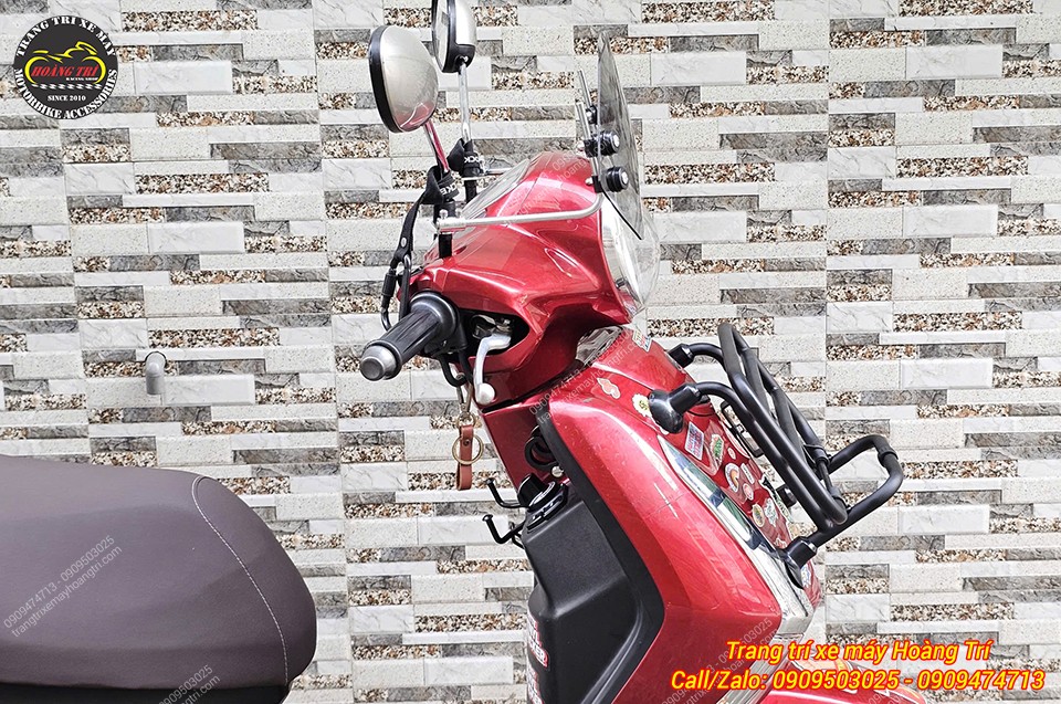 Baga trước kiểu Vespa được lắp cho Yamaha Latte làm tổng thể xe trở nên cuốn hút hơn