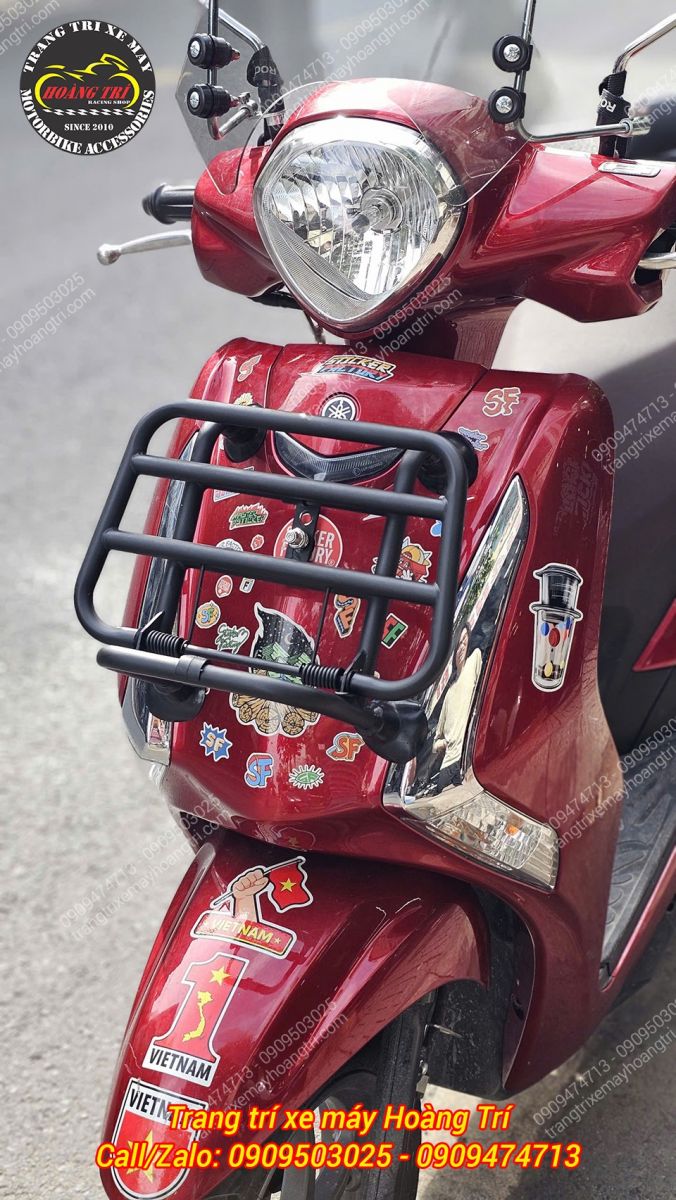 Sự kết hợp giữa tông đỏ và đen tạo điểm nhấn hài hòa cho diện mạo