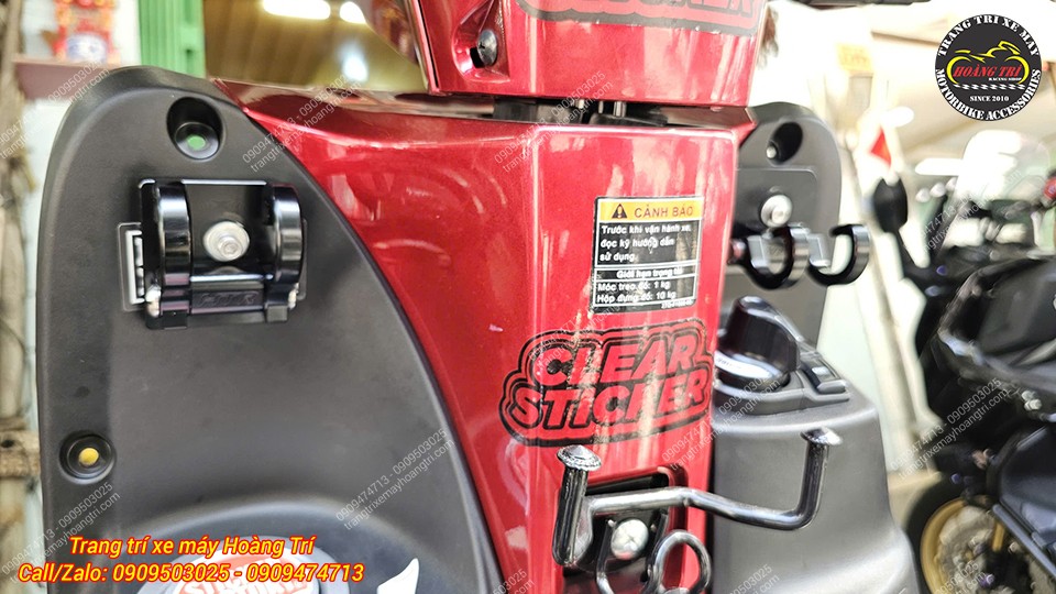 Móc treo đồ nhôm HTR Grande được lắp thêm cho chiếc Yamaha Latte