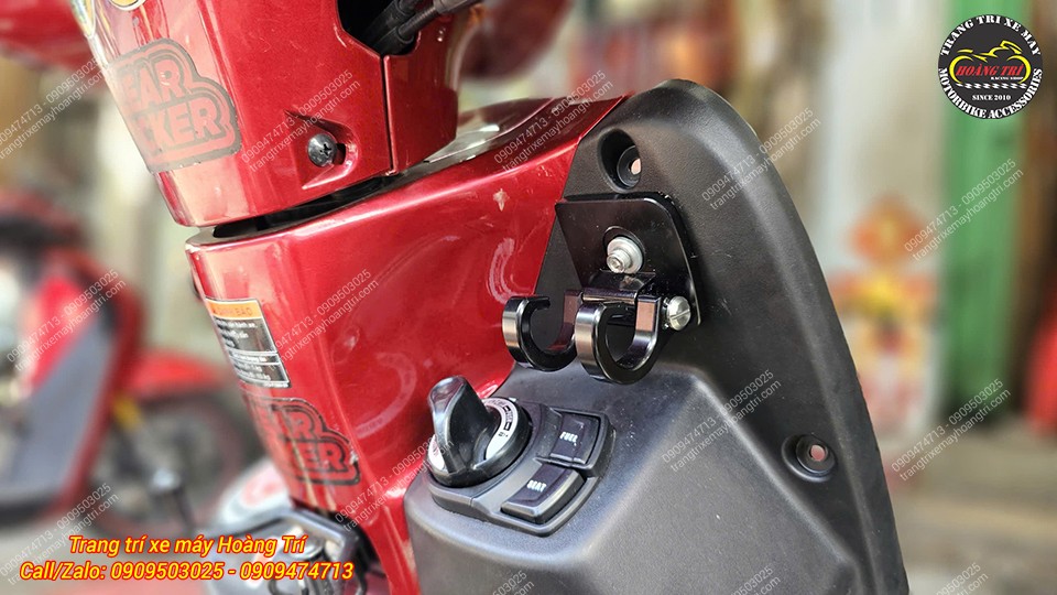 Anh khách gắn 2 móc treo nằm hai bên yếm trước của xe