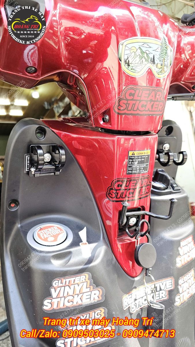 Cơ chế bật/gấp linh hoạt hỗ trợ treo đồ và tăng tính thẩm mỹ cho xế cưng