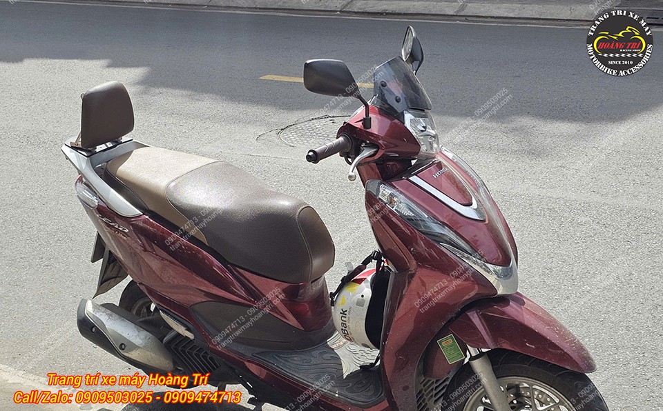 Tựa lưng khi bật lên giữ rất chắc, giúp người ngồi sau không bị ngửa người - an toàn hơn