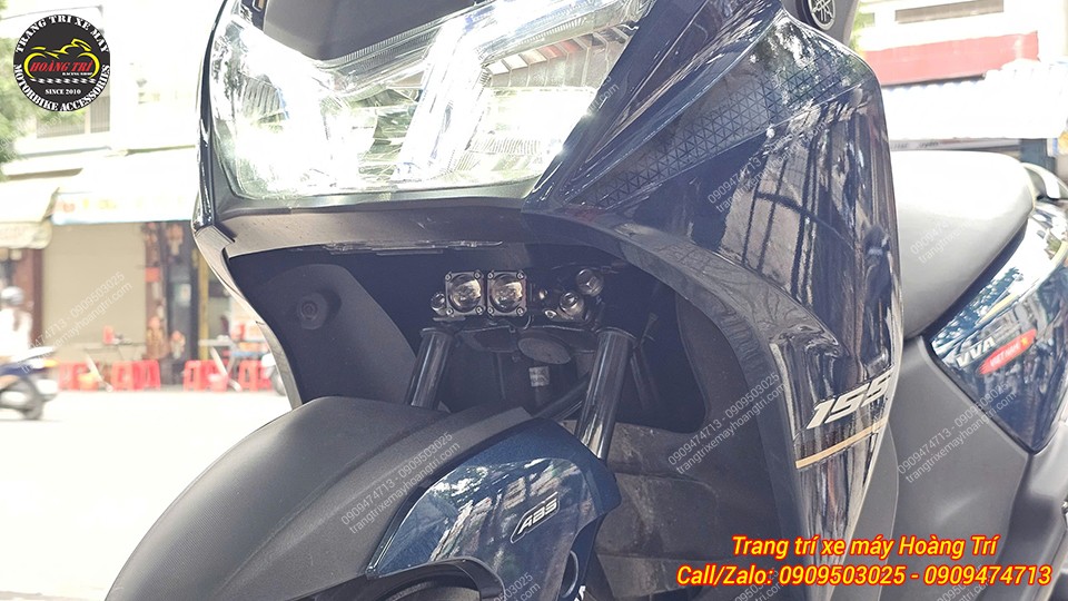 Đèn trợ sáng mini M10 Ultra được gắn dưới chảng ba của phuộc xe Lexi 155