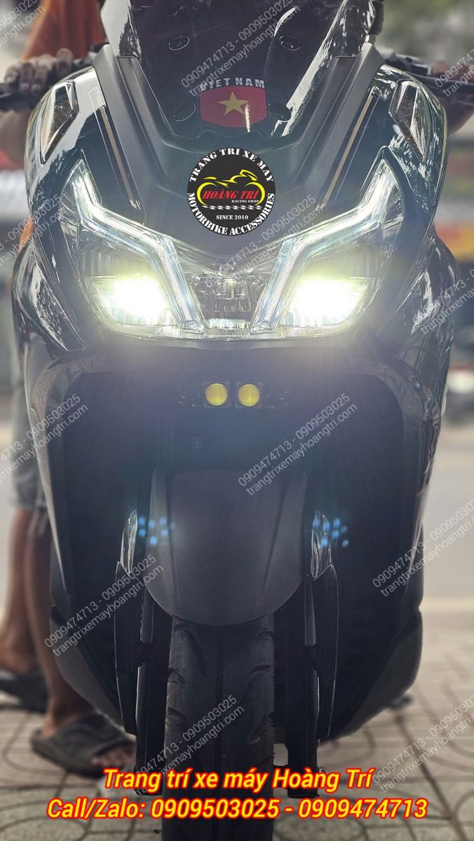 Bật đèn kiểm tra trước khi giao xe cho khách