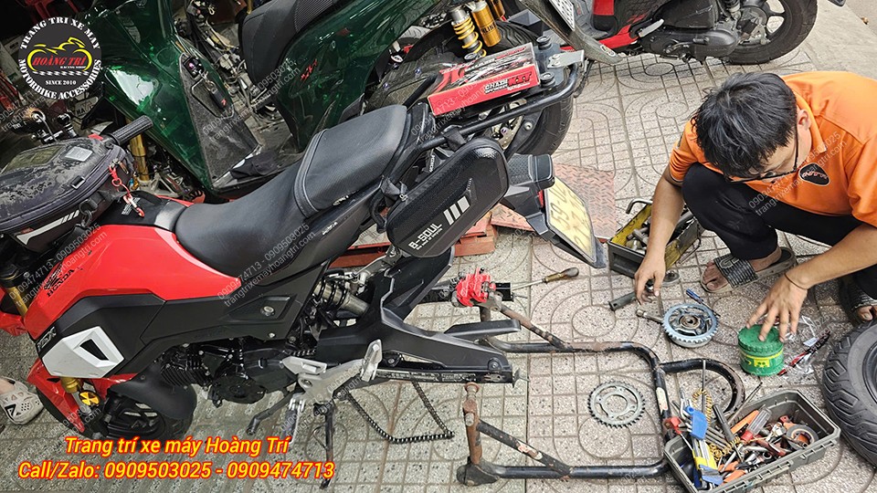 Kỹ thuật viên đang tháo từng chi tiết để thay thế bộ nhông sên dĩa Osaki cho xe