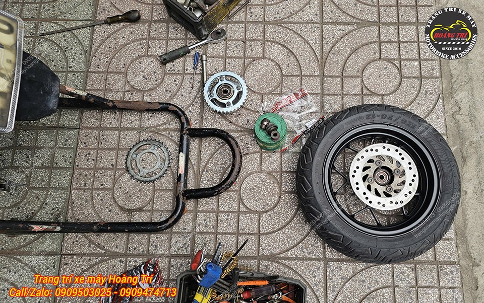 Các bộ phận đã được tháo rời hoàn toàn và bắt đầu lắp bộ mới vào xe