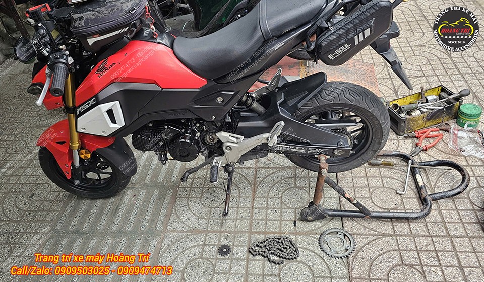 Bên cạnh xe MSX là bộ nhông sên dĩa zin đã tháo ra để thay bằng bộ Osaki mới