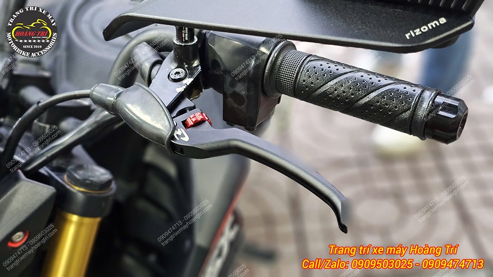 Góc nghiêng tay thắng RCB E2 nổi bật với núm chỉnh đỏ giúp tăng chỉnh cự ly tay thắng