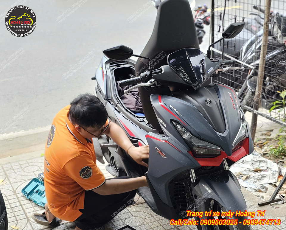 Cần tháo toàn bộ dàn áo để tiến hành lắp pát baga sau SRX cho xe NVX V3