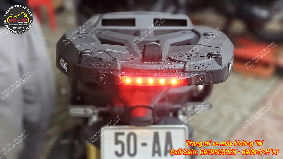 Khi bóp thắng, ánh sáng sẽ tăng độ sáng hơn (chế độ Stop trên baga sau SRX NVX V3)