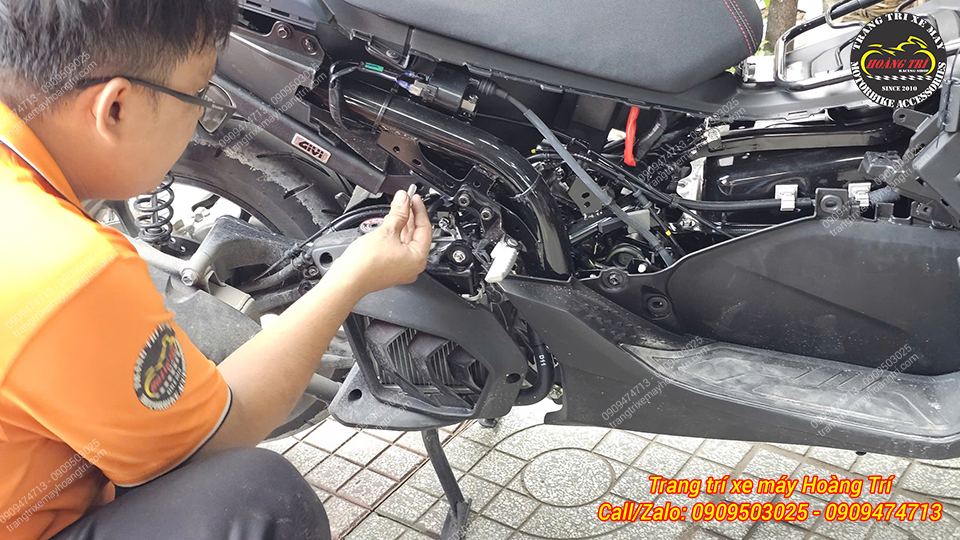 Nhân viên đang tiến hành lắp ráp và cố định baga sau SRX cho NVX V3