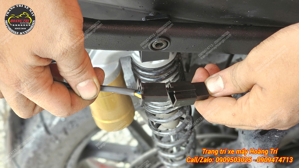 Giờ chỉ cần cắm giắc đèn hậu của baga sau là có thể sử dụng ngay