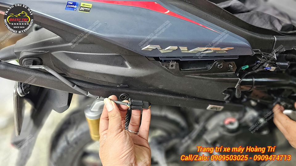 Giắc cắm được bố trí kín đáo giúp xe gọn gàng và thẩm mỹ hơn sau khi hoàn thiện