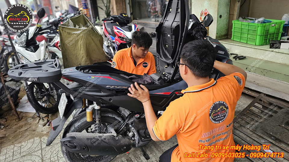 Nhân viên đang lắp lại phần dàn áo hoàn thiện quá trình lắp baga sau SRX cho NVX V3