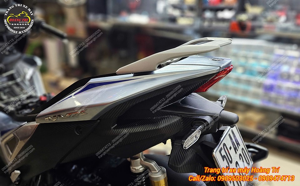 Chiếc xe giờ đây có thêm tay dắt phía sau vừa tiện dụng vừa tăng tính thẩm mỹ