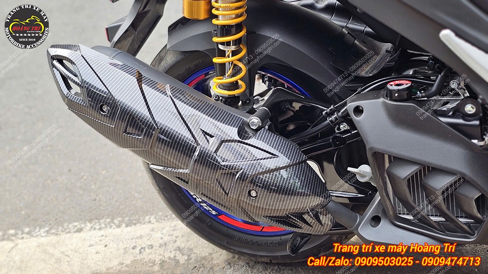 Cận cảnh ốp pô NVX V3 sơn carbon với các họa tiết được in nổi