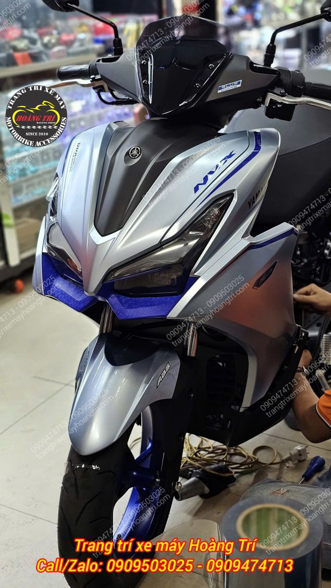 Cận cảnh phần đầu NVX V3 với bộ mặt nạ góc cạnh đặc trưng. Đèn LED thiết kế cực ngầu, có cánh gió khí động học