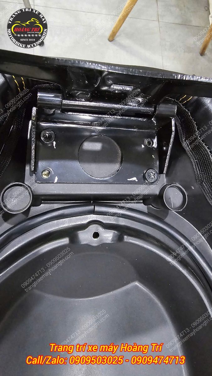 Khoang cốp dưới yên NVX V3. Khung cố định chắc chắn, bản lề lớn giúp mở cốp bền và không bị xộc xệch