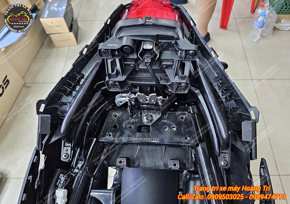 Cận cảnh phần khung đuôi NVX V3 sau khi tháo dàn áo - mọi vị trí bắt ốc rõ ràng dễ thao tác khi nâng cấp phụ kiện