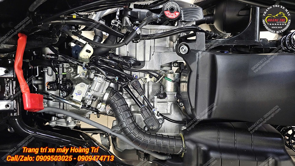 Khu vực động cơ - lọc gió - họng hút được đặt gọn bên trái của xe