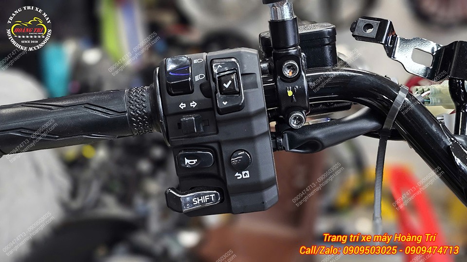 Cận cảnh phần ghi đông trái với công tắc SHIFT mới - thiết kế hiện đại, nút bấm sắc nét, thao tác nhạy