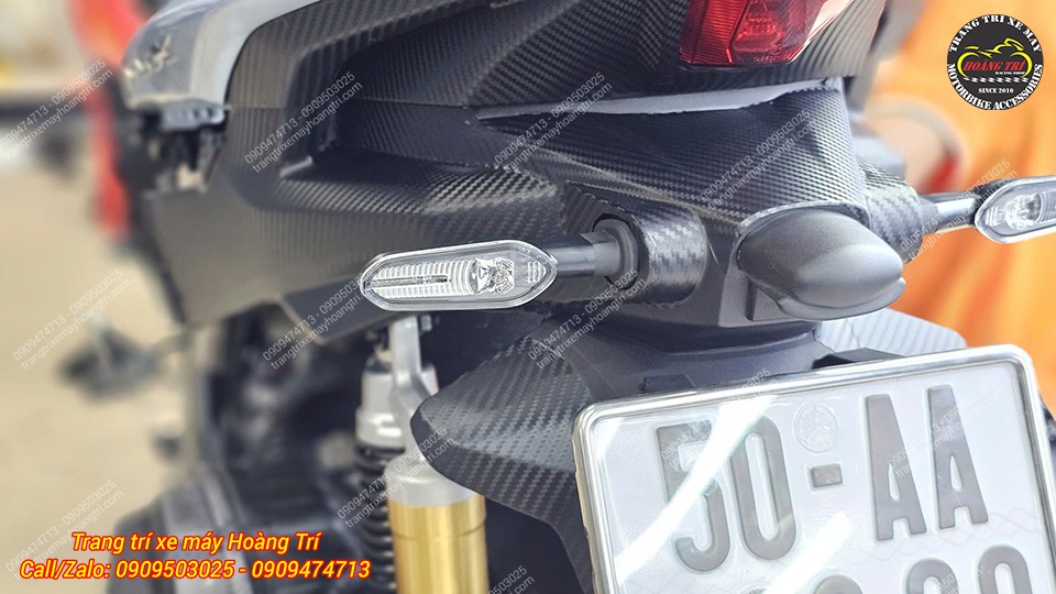 Cận cảnh xi nhan sau kiểu mới của NVX V3. Dáng nhỏ gọn nhưng sáng mạnh, trông hiện đại và giữ an toàn khi di chuyển