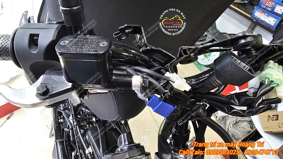 Cận cảnh bình dầu phanh trước, dây dẫn và pát - từng vị trí được thiết kế tối ưu trên NVX V3