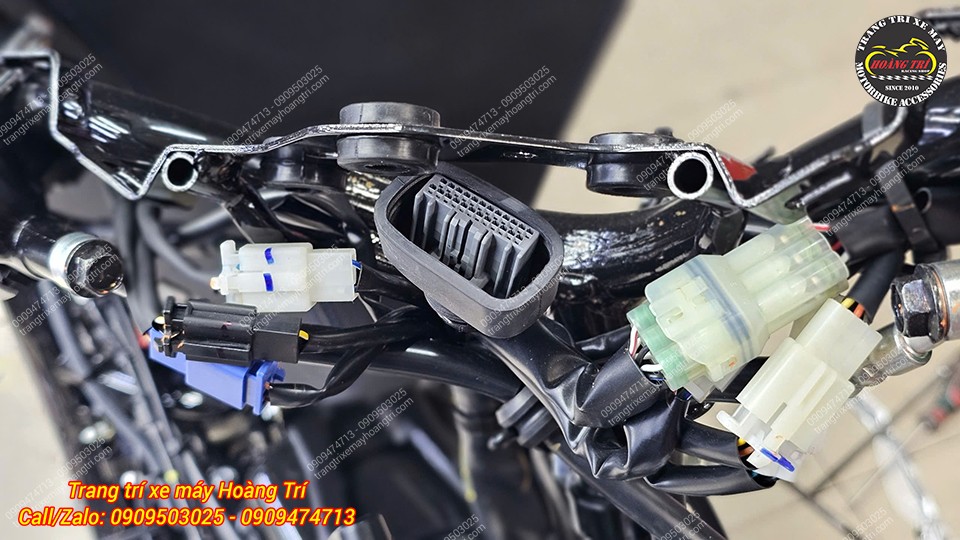 Cụm giắc điện phía trước được bố trí gọn gàng sau khi tháo dàn áo, từng đầu jack đều có các màu sắc dễ phân biệt