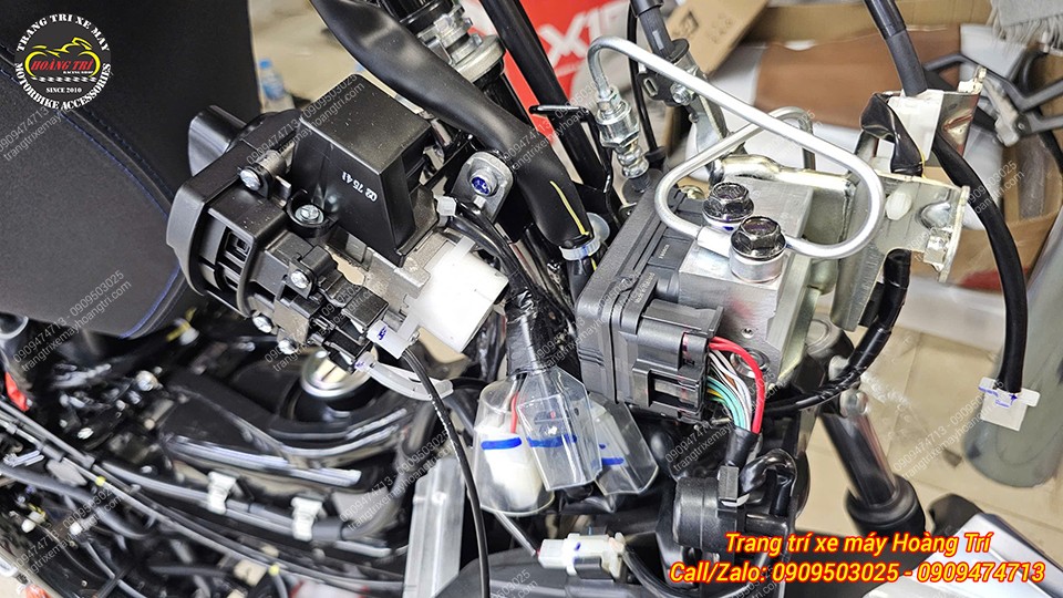 Cận cảnh bộ khóa smartkey và cụm cảm biến nằm ở phần cổ xe, tháo dàn áo mới thấy được độ phức tạp của hệ thống