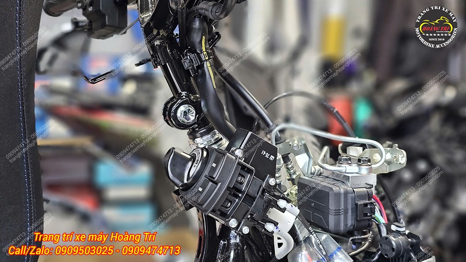 Góc nhìn từ bên phải của bộ Smartkey và ECU ABS trên xe NVX V3