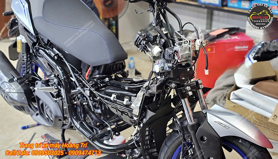 Góc rộng toàn xe khi tháo mặt nạ và đầu đèn, để lộ khung sườn và hệ thống dây điện của NVX V3