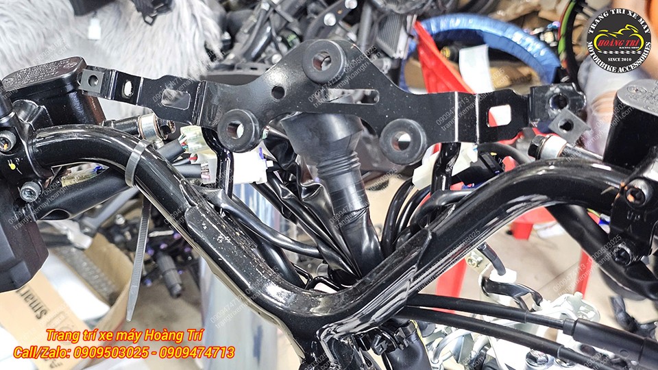 Pát giữ đồng hồ và mặt nạ trước sau khi tháo rời - khung kim loại chắc chắn, sơn tĩnh điện đen