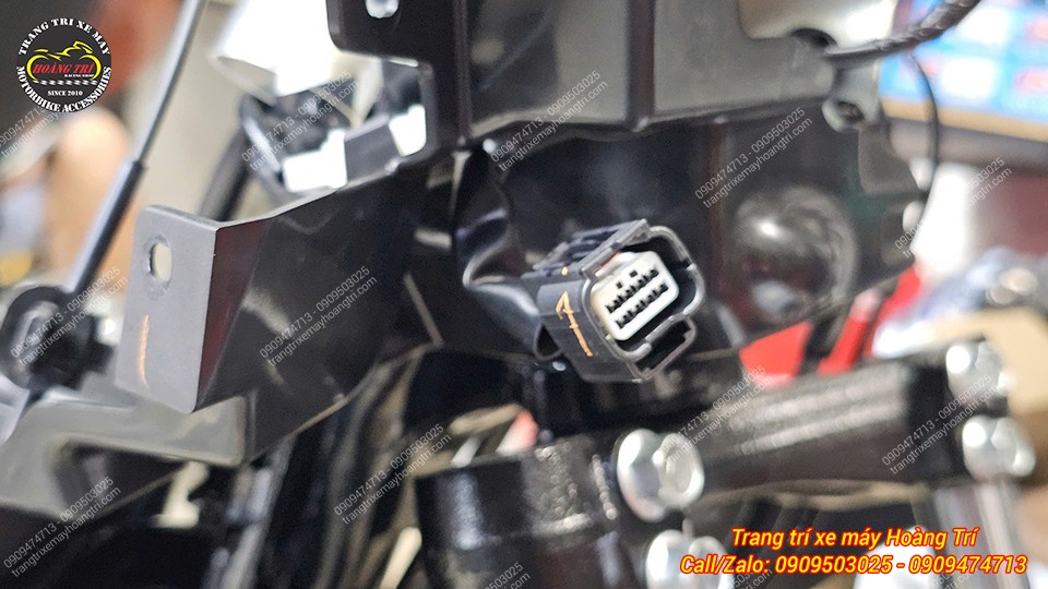 Giắc đồng hồ trước của NVX V3 - chuẩn chân cắm zin theo xe, các tiếp điểm còn mới toanh