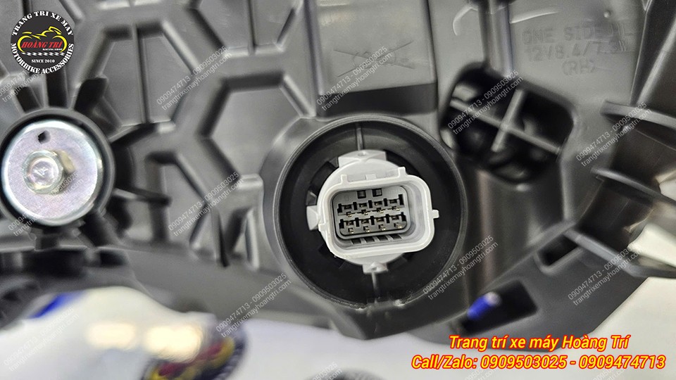 Jack đèn trước thiết kế theo chuẩn Yamaha, giúp việc tháo lắp đèn zin hay đèn độ đều dễ dàng