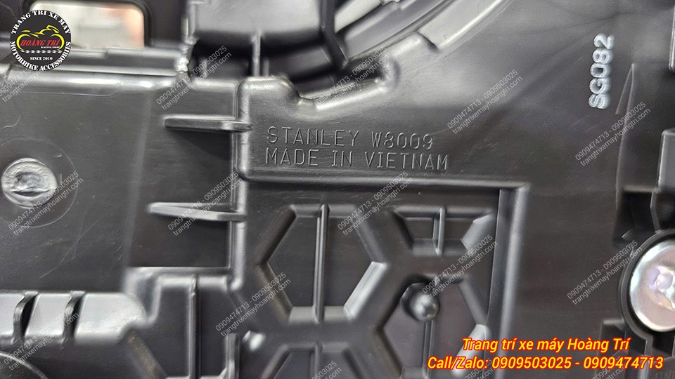 Mặt sau của cụm đèn trước với dòng chữ Stanley - Made in Vietnam, chứng minh hàng zin theo xe