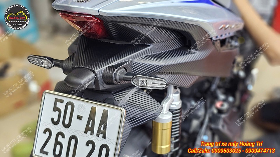 Toàn cảnh phần đuôi NVX V3. Ốp đuôi carbon nổi bật, xi nhan sau tách rời đúng trend thể thao