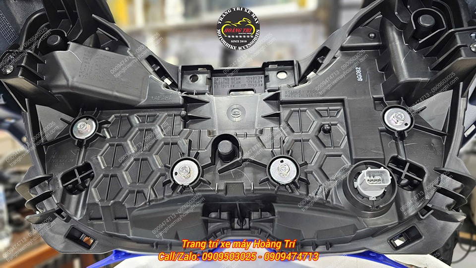 Toàn bộ mặt lưng cụm đèn pha NVX V3 với bố cục tổ ong đặc trưng riêng biệt của NVX V3