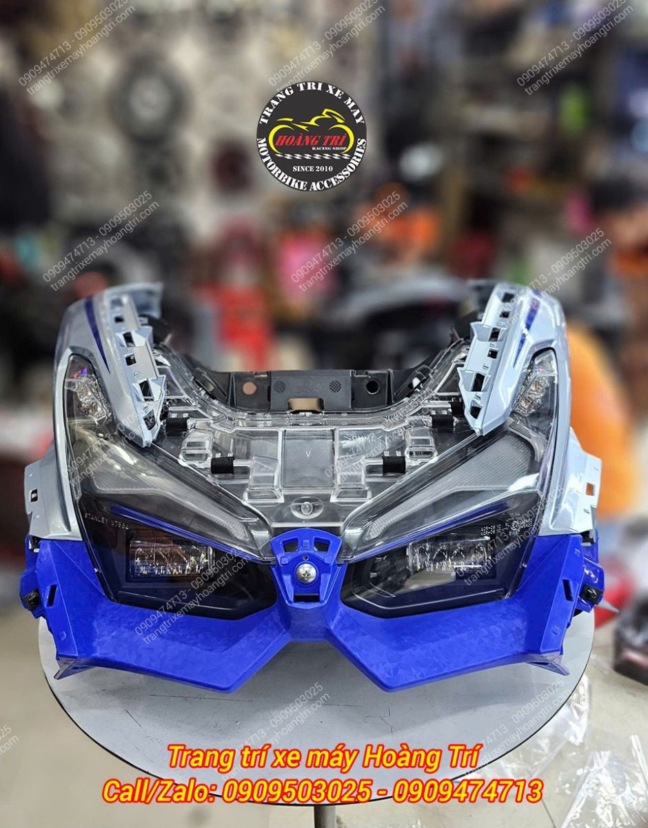 Đèn pha trước khi được tháo rời hoàn toàn - độ hoàn thiện từng chi tiết nhựa cực tốt