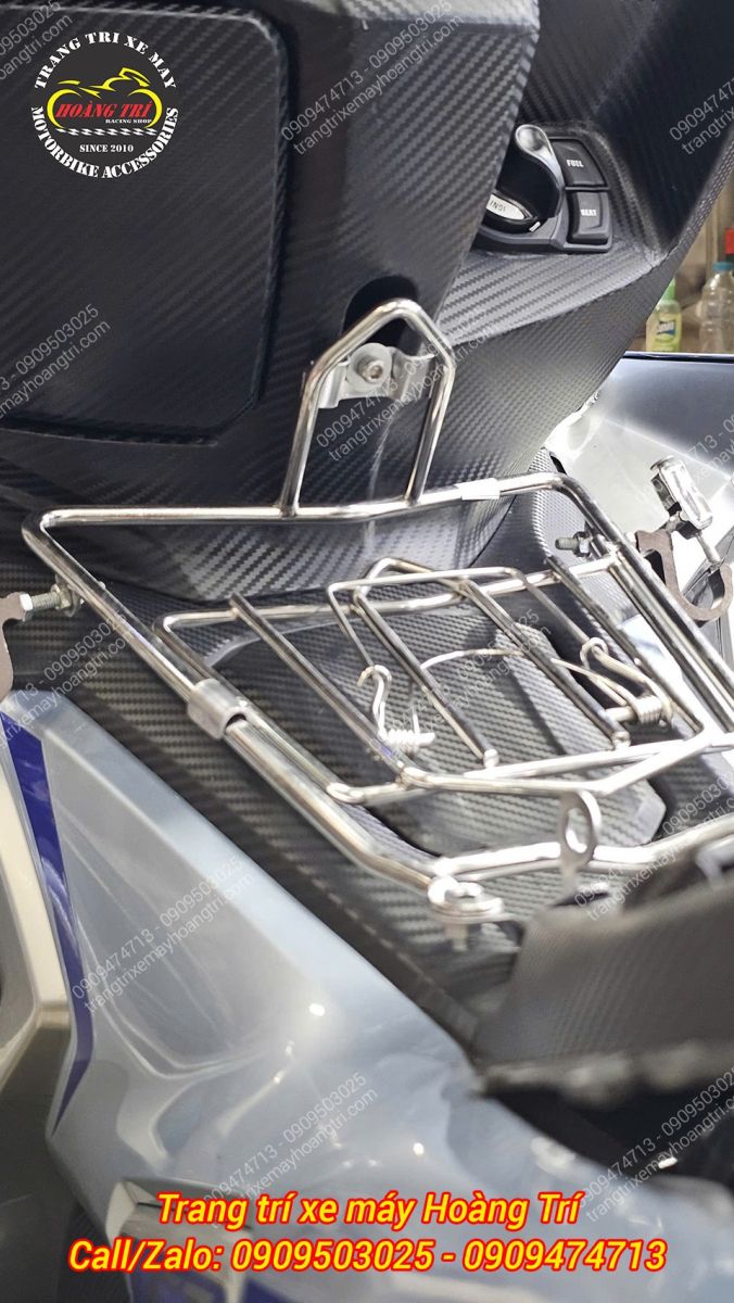 Cận cảnh baga giữa inox được gắn lên NVX V3. Thiết kế gọn, lắp chuẩn, tiện lợi có trang bị kẹp lò xo