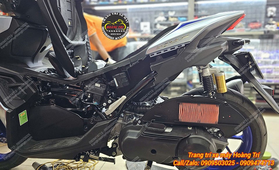 Tổng thể phần thân dưới NVX V3 khi tháo dàn áo, lộ rõ lọc gió và lốc máy